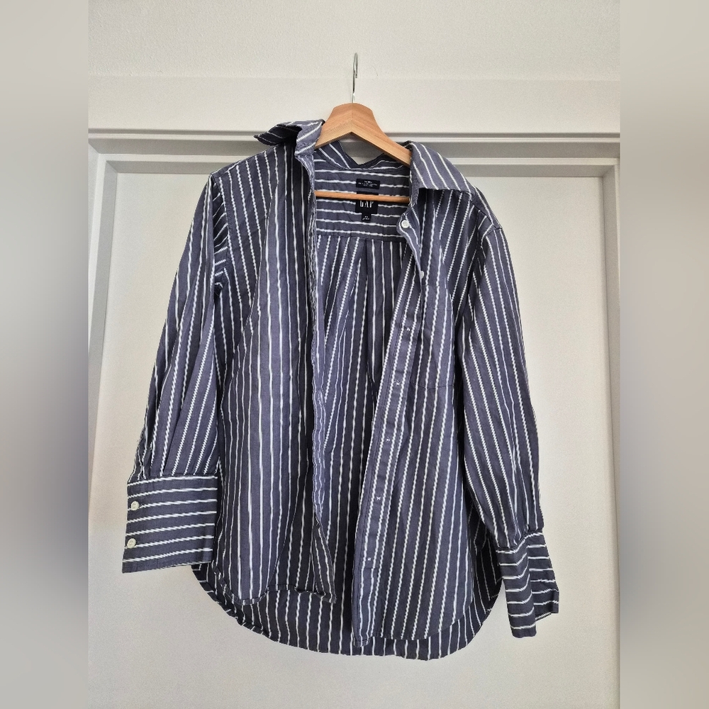 SOLD: Gap Cotton Big Shirt Size XS